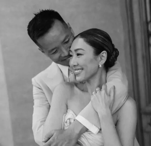 ▲胡定欣（右）找到人生真愛笑得無比幸福。（圖／@nwuuu IG）