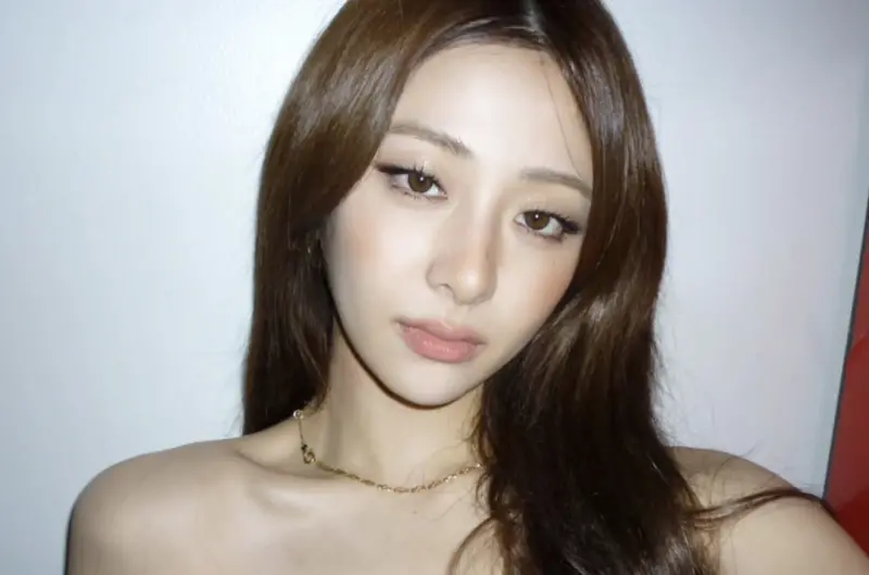 ▲LE SSERAFIM 24歲成員許允真（如圖）出道前歷經無數困難，曾一度因接連被淘汰而想放棄星夢，最終憑堅持實現夢想。（圖／翻攝自IG＠jenaissante）