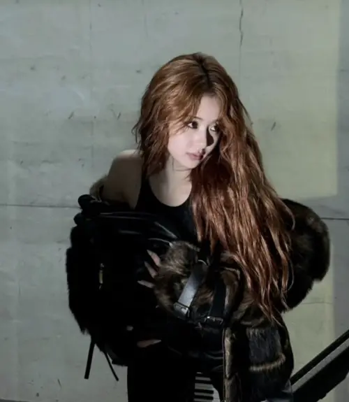 ▲許允真（如圖）歷經多次被淘汰仍不放棄，最終在2022年以LE SSERAFIM成員正式亮相。（圖／翻攝自IG＠jenaissante）