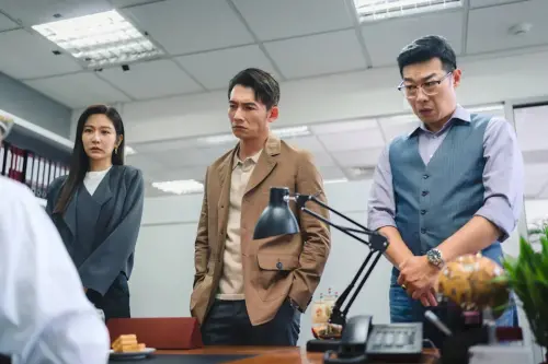 ▲馬力歐（右）在《Ｘ！又是星期一》化身惡主管。（圖／鏡文學）