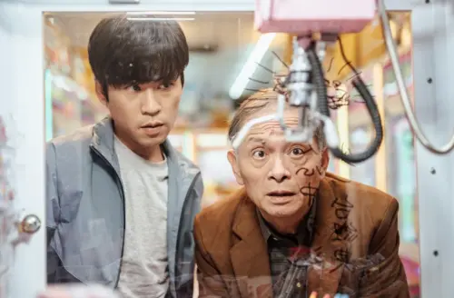 ▲黃迪揚（左）在《選物家》劇中飾演為生活疲於奔命的爸爸。（圖／公視官網about.pts.org.tw）