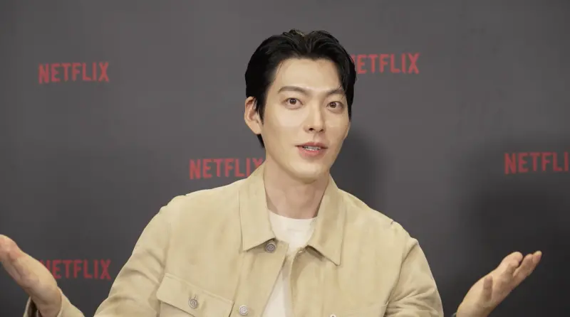 ▲金宇彬（如圖）與秀智主演的《許願吧，精靈》熱播中。談到過去許下的生日願望，他坦言希望身體健康，如今挺過鼻咽癌、成功康復，開心表示「願望真的實現了」。（圖／Netflix）