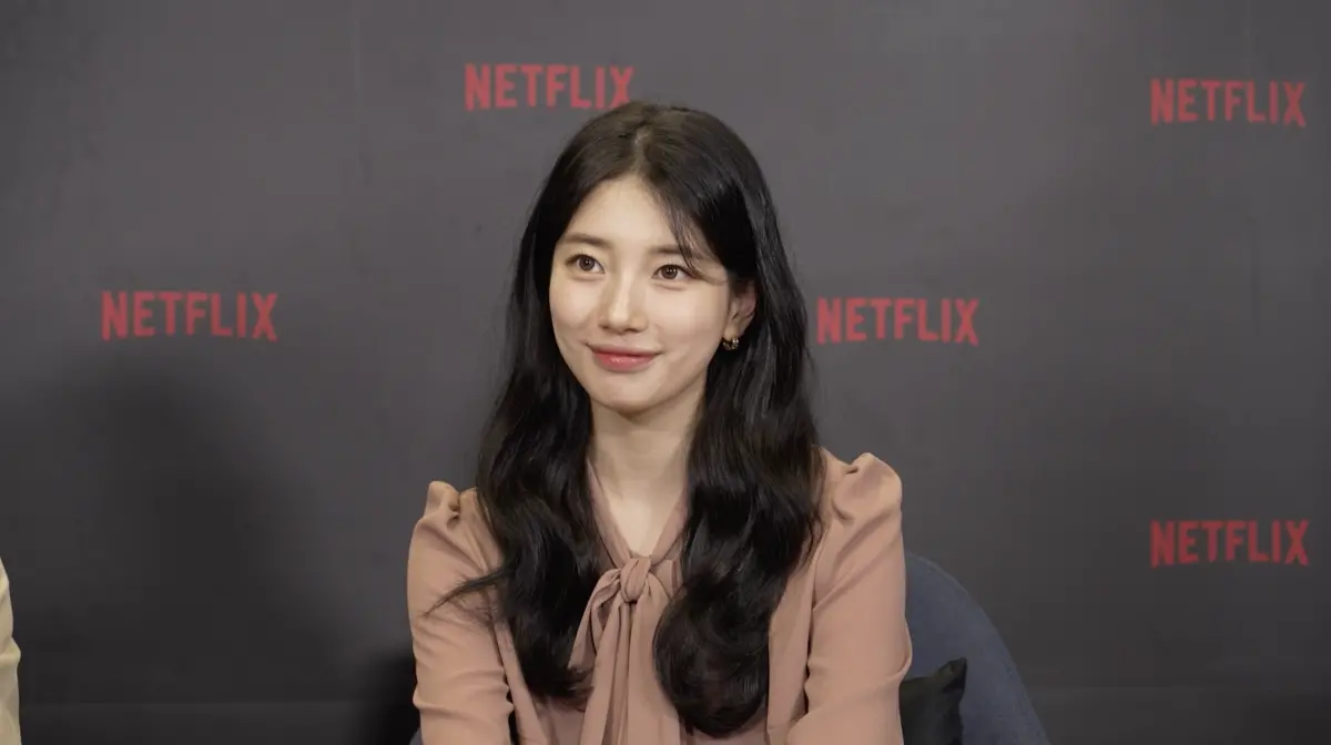 ▲秀智（如圖）、金宣虎正在拍攝Disney+新劇《魅惑》，原本將前進上海取景，卻傳出因為全智賢在《暴風圈》中的台詞爭議，飛中國計劃臨時取消。（圖／Netflix）