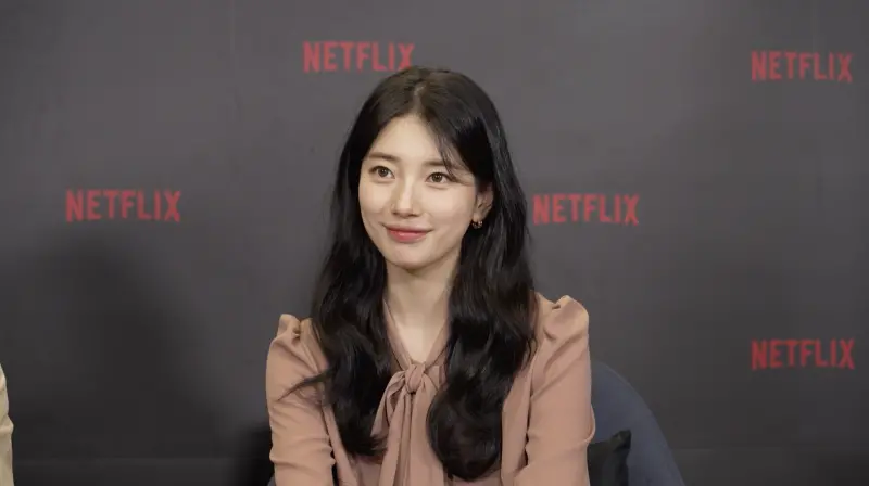 ▲秀智（如圖）、金宣虎正在拍攝Disney+新劇《魅惑》，原本將前進上海取景，卻傳出因為全智賢在《暴風圈》中的台詞爭議，飛中國計劃臨時取消。（圖／Netflix）