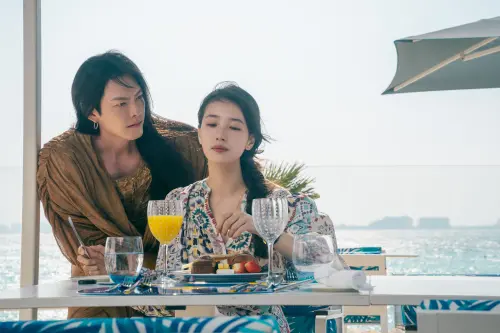 ▲《許願吧，精靈》中，秀智（右）是金宇彬的主人，他要幫她實現3個願望。（圖／Netflix）