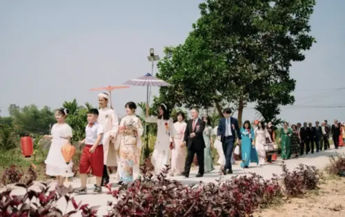 ▲2024年4月他們在越南廣南省與胡志明市各舉辦一場婚禮。（圖／翻攝自越南快訊）