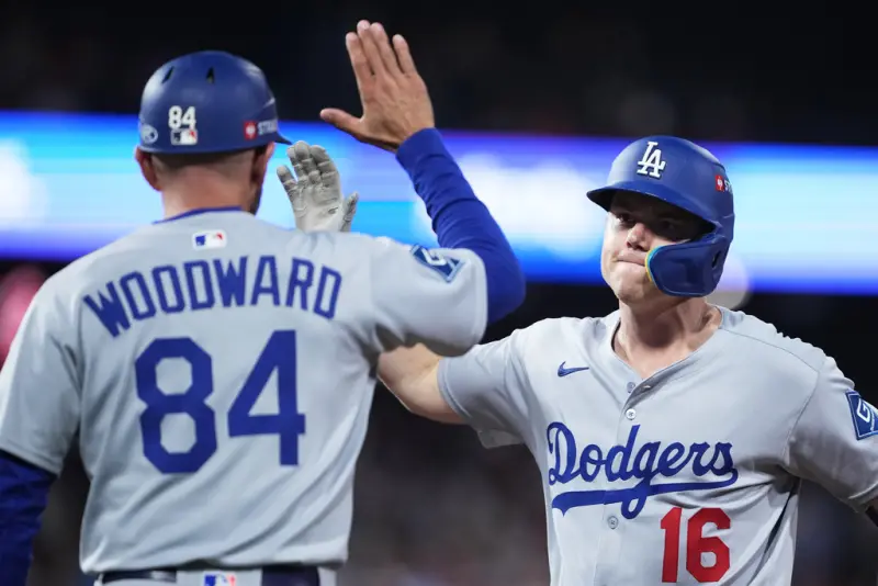 ▲MLB季後賽國聯分區系列賽G2，洛杉磯道奇對上費城費城人，前6局雙方形成投手戰，7局下史密斯（Will Smith）代打敲出帶有兩分打點的安打，為道奇奠定勝基。（圖／美聯社／達志影像）