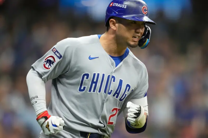 ▲芝加哥小熊外野手鈴木誠也在美國職棒大聯盟（Major League Baseball）國聯分區系列賽（NLDS）第2戰火力全開，於首局就炸裂一發左中間方向的超大號三分全壘打，為球隊打下完美開局。（圖／美聯社／達志影像）