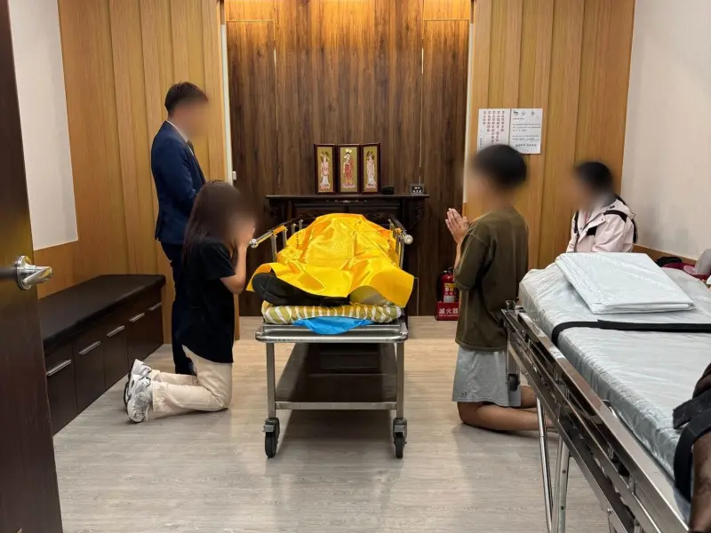 ▲一名來自桃園的挖土機行老闆林鴻森，在災後第二天親自駕駛小山貓奔赴現場，卻因腳部刺傷感染引發敗血症，最終在中秋夜不幸離世。（圖／翻攝自林奕華臉書）