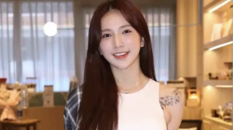 ▲樂天啦啦隊女神Dora（洪葳；如圖）今年5月捲入富商小三風波，今（7）日週刊爆出樂天球團已向Dora提出不續約，可是又於上月推出的年度單曲〈夢想特急件〉出現，恐成其離隊前最後作品，官方為補償粉絲，開放無條件退貨。（圖／記者黃聖凱攝）