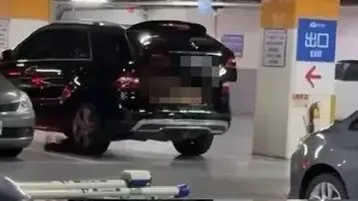 賣場停車場驚見「賓士活春宮」！男主角沒穿褲扭臀得付「這代價」
