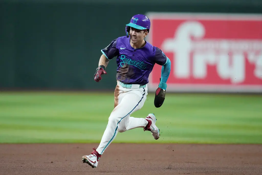 ▲MLB效力亞利桑那響尾蛇的台美混血好手「卡仔」卡洛爾（Corbin Carroll）今年繳出「30轟30盜」的好表現，攻擊火力備受肯定，讓他入圍今年「漢克・阿倫獎」的最終名單。（圖／美聯社／達志影像）