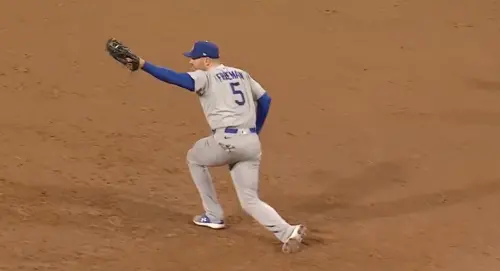 MLB／平凡的滾地球差點釀禍！弗里曼神接補讓球迷喊：救了道奇
