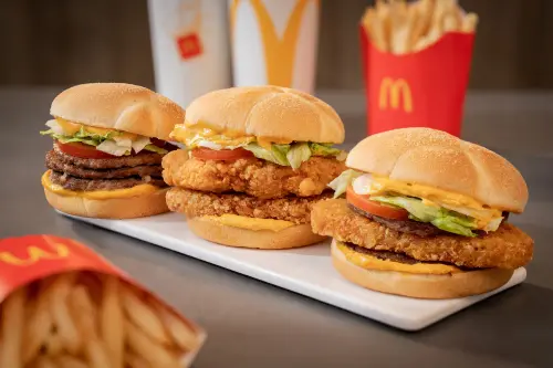 ▲麥當勞「美式起司堡」，好評回歸「起司脆薯雙牛堡」、「起司三層牛肉堡」，新品「起司脆薯辣雞堡」開吃。（圖／麥當勞提供）