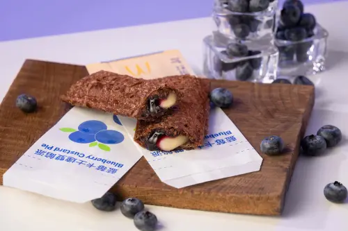 ▲甜點控開吃「藍莓卡士達雙餡派」單點50元。（圖／麥當勞提供）