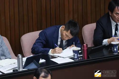 ▲運動部部長李洋在約8點半左右快速步入會場，之後也認真翻閱資料，對接下來的報告做準備，低頭認真抄寫筆記。（圖／記者朱永強攝）