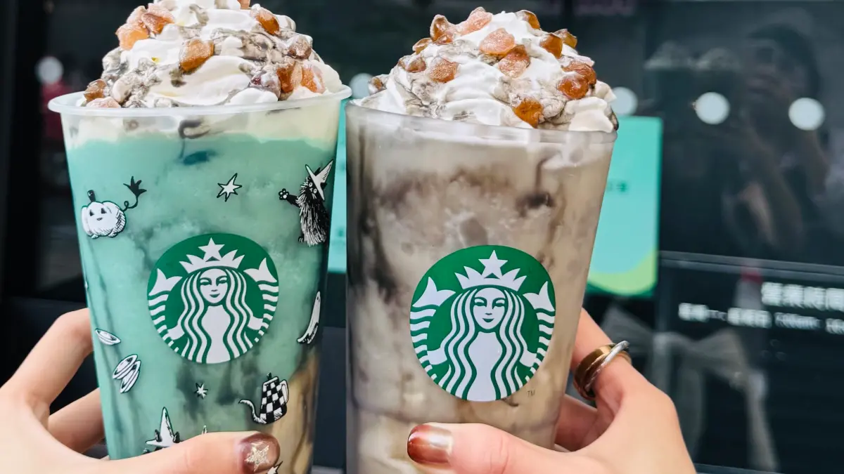 ▲▲10月7日開工星巴克買一送一、全台門市第二杯半價，集團同慶好友分享日，黑貓萬聖派對「星冰樂套組」78折，四大咖啡優惠。CAMA CAFE早餐咖啡「現折10元」LINE Pay優惠券。（圖／星巴克提供）