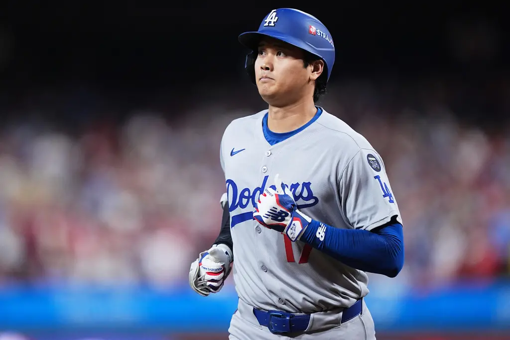 ▲洛杉磯道奇世界巨星大谷翔平於第七局打出串聯安打，讓道奇進帳保險分，響亮一棒更直接打出費城人球迷對主場球隊的全場噓聲（圖／美聯社／達志影像）