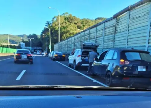 ▲台62線爆胎（圖／翻攝自臉書粉專「基隆人日常」）