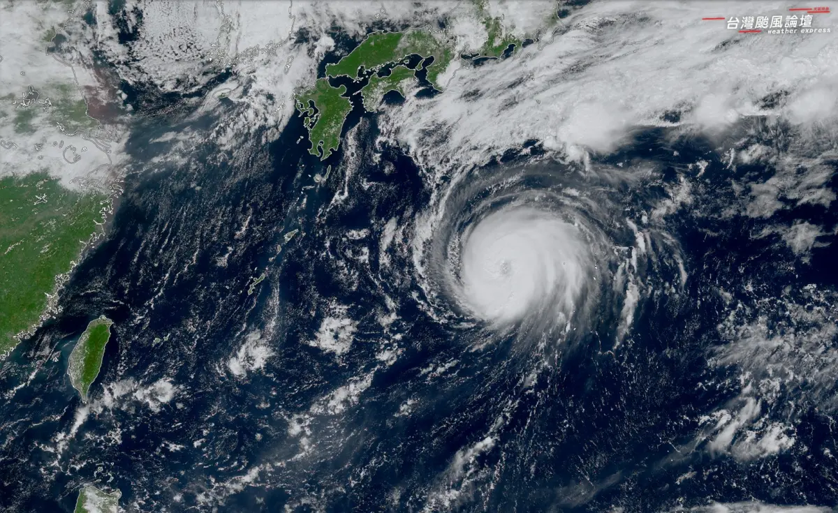 ▲哈隆颱風今天上午升格為「中度颱風」，路徑將持續朝西北，明天放慢速度轉向。（圖／「台灣颱風論壇｜天氣特急」臉書）