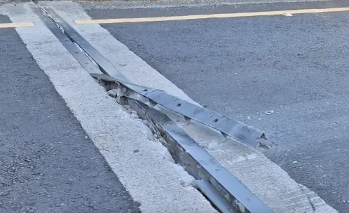 台62線「角鋼翹起」25輛車爆胎！塞爆離譜畫面曝　上班族遲到崩潰
