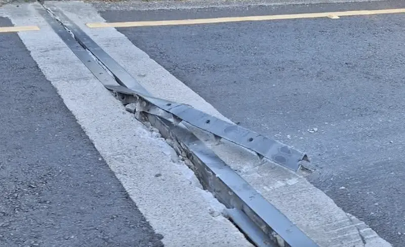 ▲台62線西向4.7公里處今日上午突發橋面伸縮縫隆起事故，宛如「路上陷阱」，造成25輛汽車爆胎受損。（圖／翻攝自臉書粉專「基隆人日常」）