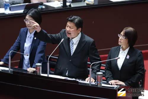 敲桌互槓！傅崐萁又為花蓮災情大吵　卓榮泰嗆：你在搶救政治生命
