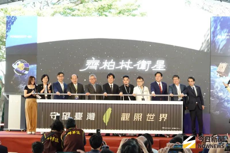 ▲福衛八號今（7）日自位於新竹的國家太空中心（TASA）起運，準備搭機送往美國，於今年第4季發射升空。（圖／記者李青縈攝）