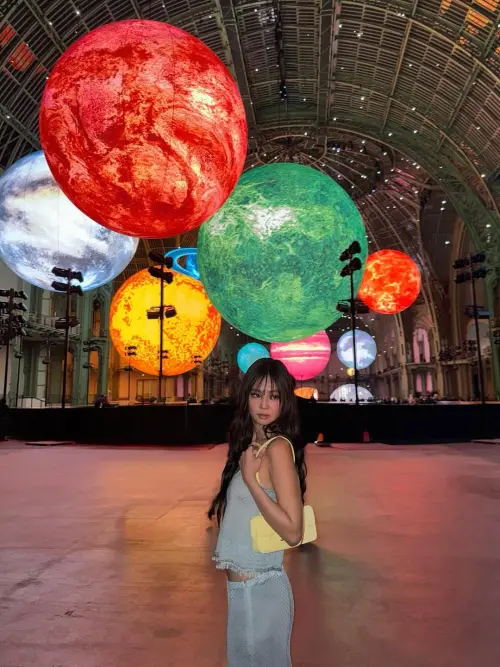 ▲巴黎時裝週Chanel 2026春夏大秀中秋節慶味十足。（圖／IG@jennierubyjane）