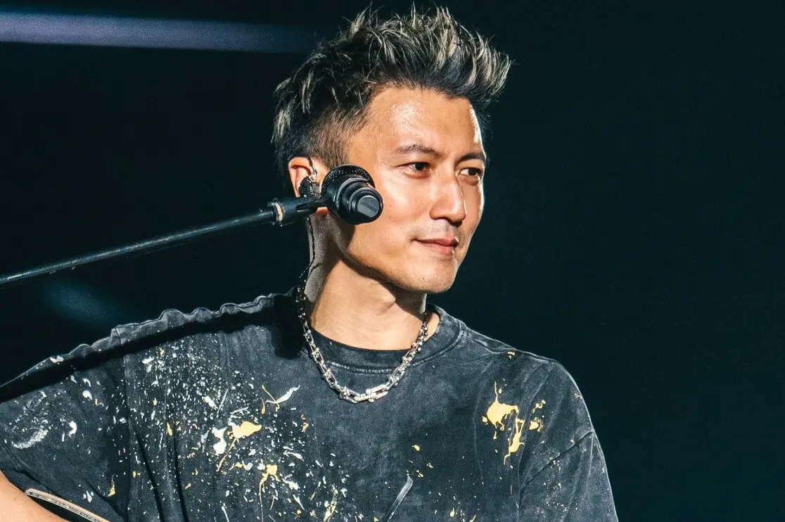 ▲黃子佼在今（7）日爆出涉嫌肇事逃逸，再度引發熱議。不過演藝圈肇逃藝人不只他，歌手邱軍曾因酒駕撞死人，但還不承認表示「以為撞到石墩」；謝霆鋒（如圖）還在事發後找司機頂包。（圖／鋒味FB）