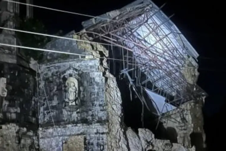 ▲宿霧百年古教堂在強震中塔尖斷裂，部分信徒撿拾瓦礫當護身符，教會籲停止此舉以利修復。（圖／美聯社／達志影像）