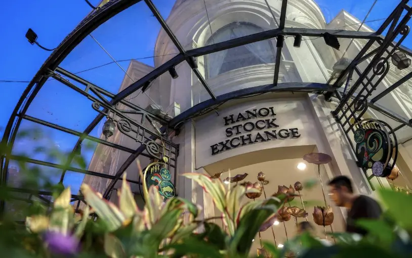▲市場屏息等待富時羅素（FTSE Russell）宣布是否將越南升格為新興市場。圖為越南河內證券交易所外景。（圖／路透社／達志影像）