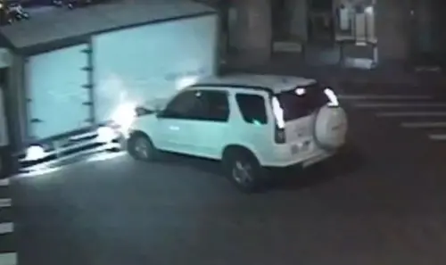 ▲台中小客駕駛酒駕碰撞小貨車，造成4人受傷，貨物散落一地。（圖／翻攝畫面）