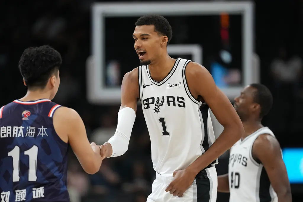 ▲聖安東尼奧馬刺一哥「斑馬」文班亞馬（Victor Wembanyama）自上季血栓報銷後復出首戰，面對CBA廣州龍獅，全場僅上場16分鐘，就繳出9分、10籃板、7助攻與3阻攻全能成績單。（圖／美聯社／達志影像）