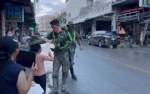 國軍花蓮救災「摘帽送女童」！暖舉感動全網　本尊出面回應了
