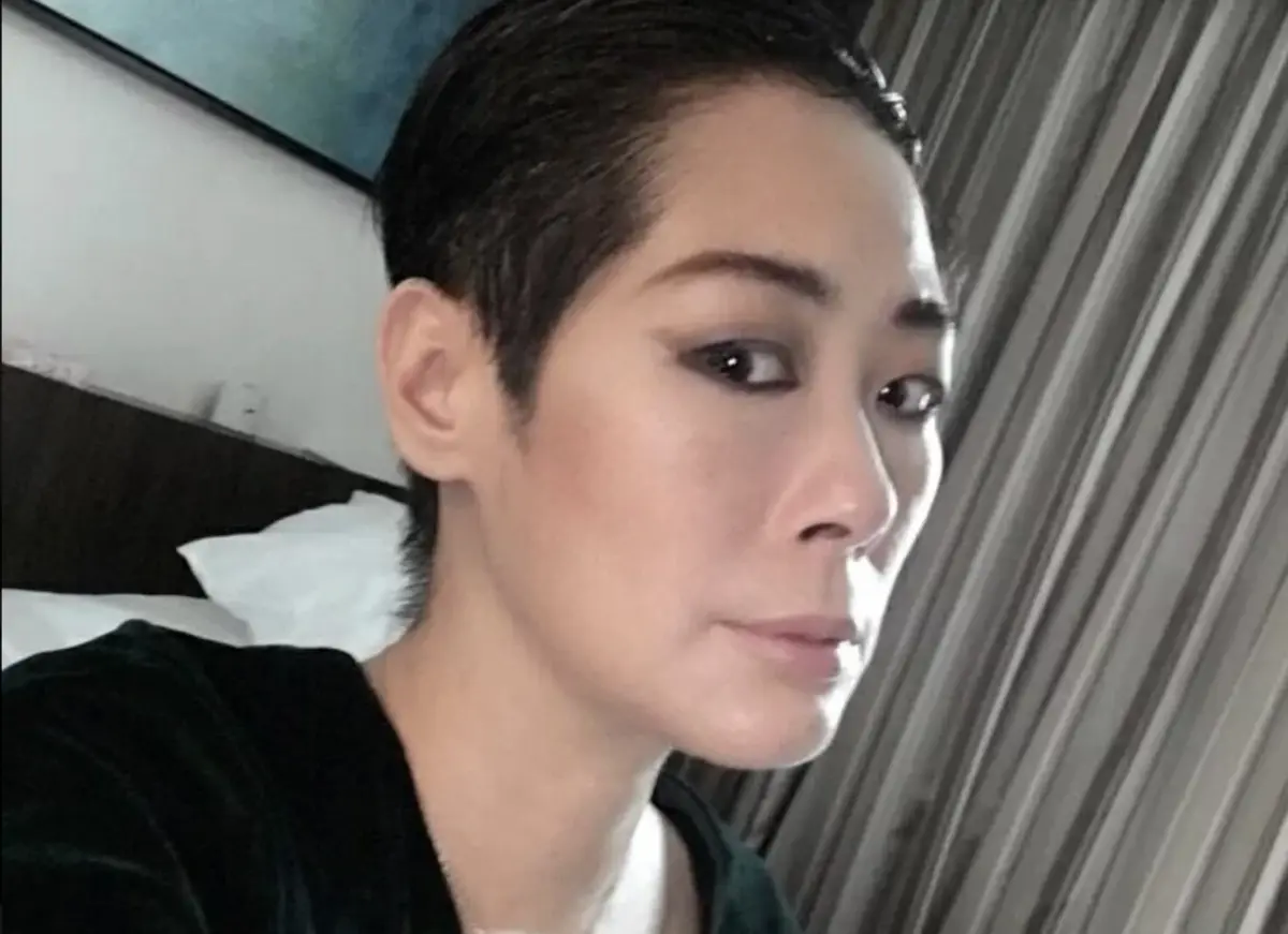 ▲曾在香港樂壇紅極一時的關淑怡（如圖），59歲驚傳近日病危進入醫院，還送進加護病房，港媒還稱她的兒子被目擊數度落淚，她曾透露兒子的生父是不丹活佛，讓外界詫異。（圖／摘自關淑怡 IG）