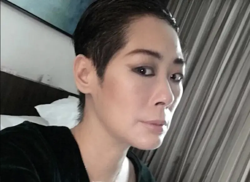 ▲曾在香港樂壇紅極一時的關淑怡（如圖），59歲驚傳近日病危進入醫院，還送進加護病房，港媒還稱她的兒子被目擊數度落淚，她曾透露兒子的生父是不丹活佛，讓外界詫異。（圖／摘自關淑怡 IG）