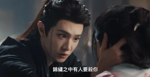 ▲李沁在《一笑隨歌》中被陳哲遠吊起來抽了47鞭，她也反咬了陳哲遠一口，男女主角開虐讓人不忍直視。（圖／翻攝自愛奇藝）