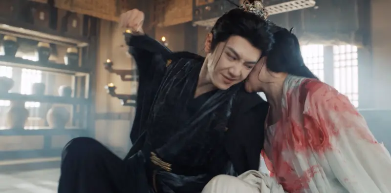 ▲李沁（右）在《一笑隨歌》中被陳哲遠（左）吊起來抽了47鞭，她也反咬了陳哲遠一口，陳哲遠朝她肚子狂揍，男女主角開虐讓人不忍直視。（圖／翻攝自愛奇藝）