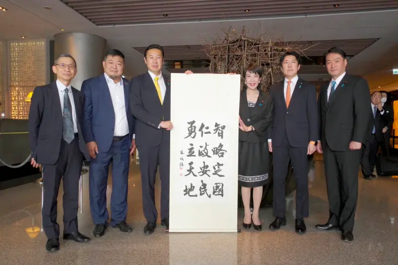 ▲高市早苗今年4月訪台時，向淡江大學中國文學學系張炳煌教授求取墨寶「智略定國，仁政安民，勇立天地」。（圖／淡江大學提供）