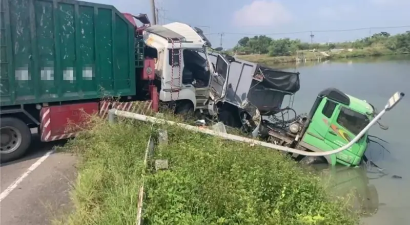 台南死亡車禍！2大貨車相撞落魚塭　72歲駕駛傷重不治