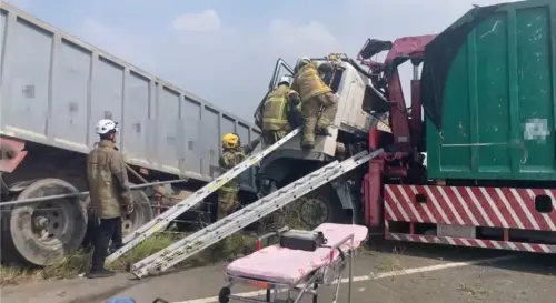 ▲今天上午，2輛大貨車不明原因在台南市安南區安清二號橋發生車禍，造成1人死亡。（圖／消防提供）