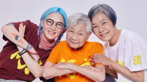 ▲范曉萱（左）才剛送走好友大S，如今又痛失摯愛外婆（中）。（圖／翻攝自臉書@范曉萱Mavis）