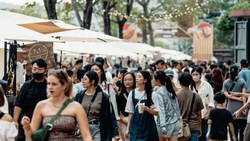 ▲ 「2025嬉啤派對」活動集結15家國內外精釀啤酒品牌、49支酒柱，搭配超過百攤美食與手作市集，更首度推出以高雄玉荷包釀製的限定聯酩酒。（圖／高市府文化局提供）