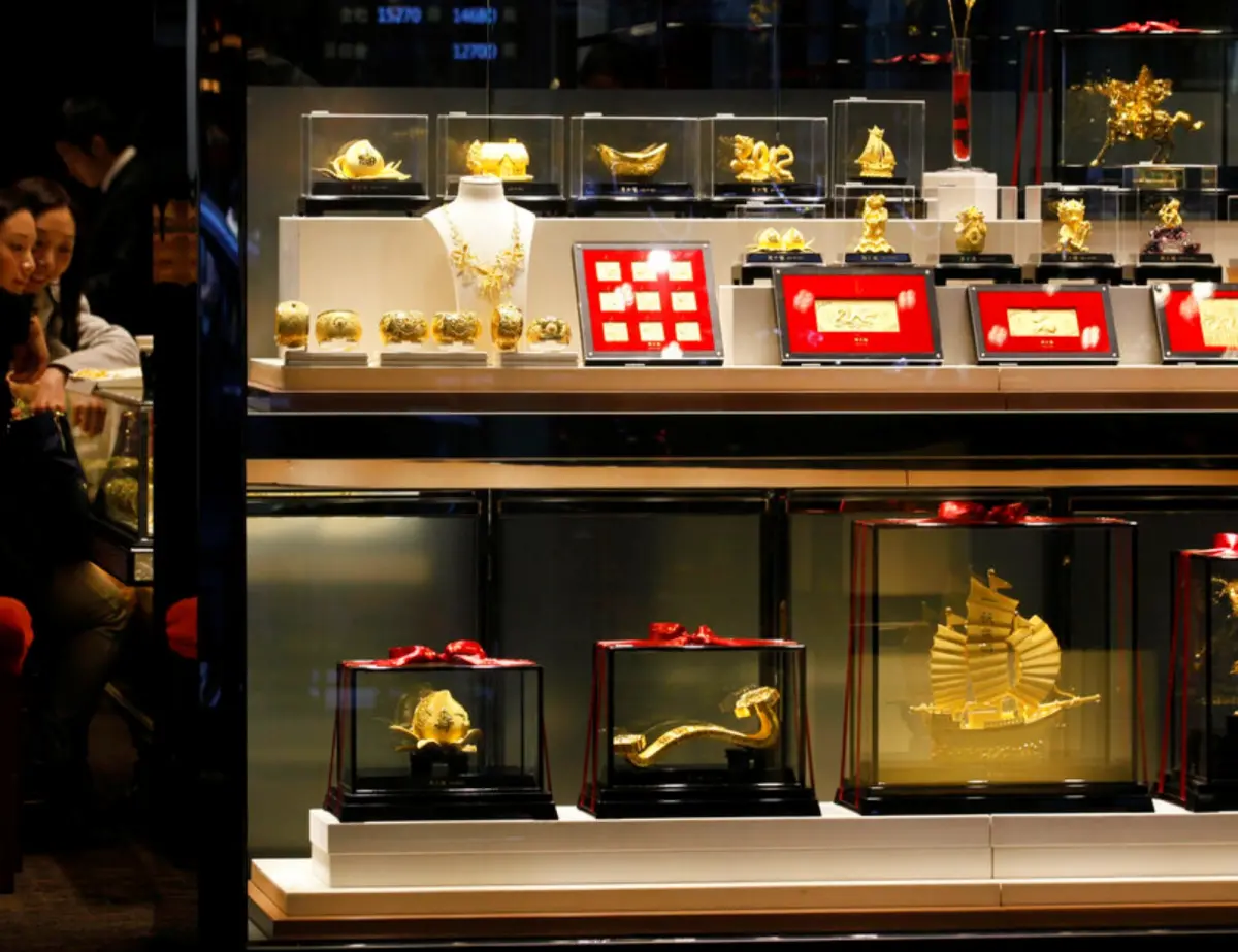 ▲國際金價持續攀升，中國人民銀行連續11個月增持黃金，這次中國十一國慶、中秋連假成為名符其實的「黃金週」，珠寶市場湧入不少採購人潮。（圖／美聯社／達志影像）