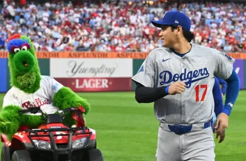 大谷翔平賽後突曬「萌照」！與吉祥物費納寶搞笑互動　網喊太可愛
