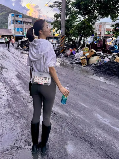 ▲妍安前進災區身穿上萬元高級名牌靴。（圖／翻攝自妍安IG@anntw0219）