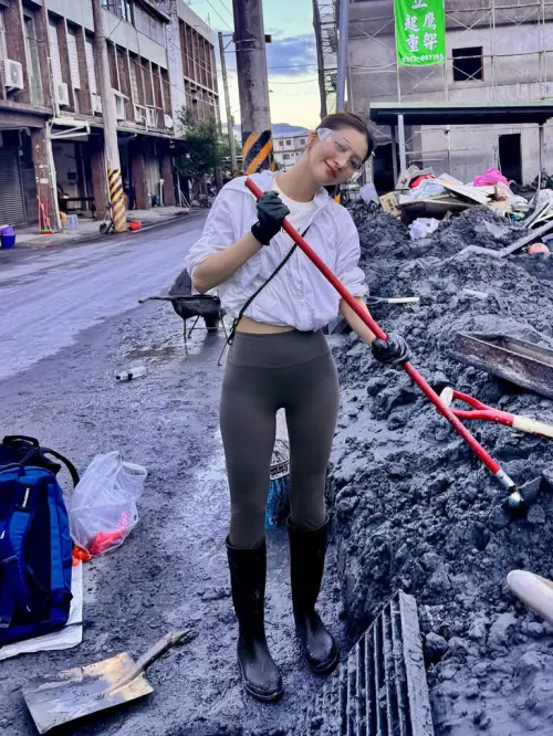 ▲妍安在花蓮災區救災，但被網友轟根本是在擺拍。（圖／翻攝自妍安IG@anntw0219）