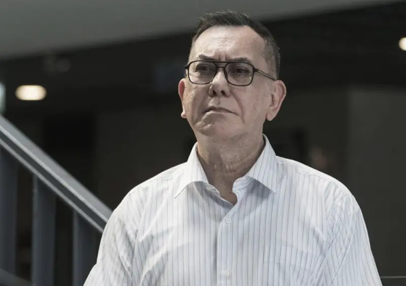 ▲黃秋生來台拍攝《自殺通告》扮演校長，片中的學生為拚成績使用極端手段，他為了拉大家回正軌，想要廢止終考，竟遭到學生當眾怒嗆，片中演出一改外界對他的霸氣印象。（圖／本萃電影提供）