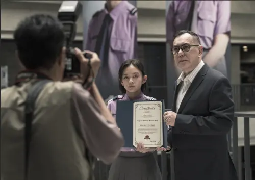 ▲黃秋生（右）來台演出《自殺通告》，覺得台灣新秀有禮貌也有活力。（圖／本萃電影提供）